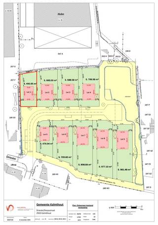 Op een rustige locatie aan de Drieslei in Kalmthout werd een nieuwe verkaveling gerealiseerd, bestaande uit 9 bouwpercelen voor open bebouwing. <br /><br />LOT 1 heeft een straatbreedte van 15,06 m en een diepte van 32,88 m.<br /><br />De woning die gebouwd mag worden, is vrij van bouwstijl en mag een maximale bebouwingsoppervlakte van 119,60 m² op het gelijkvloers hebben.<br /><br />De maximale kroonlijsthoogte bedraagt 9 meter, een zadeldak of plat dak zijn toegestaan.<br /><br />Naast de bouwzone voor de woning is er op het verkavelingsplan een zone voorzien voor de oprichting van een carport of garage.<br /><br />Dit perceel is gelegen in een verkaveling van 9 bouwgronden, die niet allemaal zijn gepubliceerd.<br /><br />De toegangsweg tot de verkaveling wordt aangelegd met alle nutsleidingen tot aan de rooilijn.<br /><br />Voor de verkavelingsvoorschriften en verdere informatie over alle gronden bent u steeds welkom op ons kantoor in de Heidestatiestraat 53 in Kalmthout.<br /><br />Deze verkaveling is gelegen in de Drieslei in Kalmthout. Een rustige en kindvriendelijke omgeving vlakbij het centrum met alle voorzieningen zoals winkels, scholen en openbaar vervoer op wandelafstand.