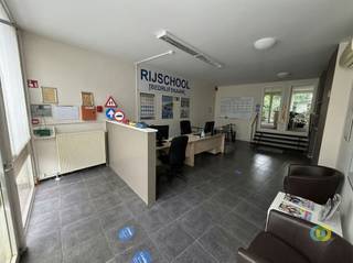 Ce rez-de-chaussée commercial dispose d'un agencement fonctionnel et polyvalent, idéal pour diverses activités professionnelles. L'espace...