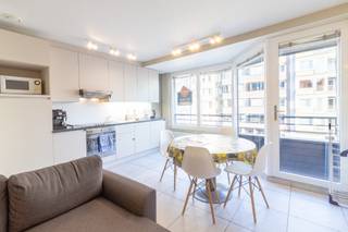  * Dit ruim 1 slaapkamer appartement is gelegen op enkele stappen van het strand. * Het appartement is perfect onderhouden! * De indeling is als...