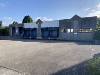 Logistiek magazijn te huur in Denderleeuw strategisch gelegen tussen Aalst en Denderleeuw. Het magazijn van 1.500 m² beschikt over 4 laad-...