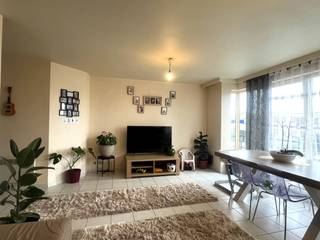 ruim en instapklaar appartement in hartje Diksmuideop wandelafstand van de Grote Marktnabij winkels, scholen, sportaccommodatie, e.d.heel netjes...