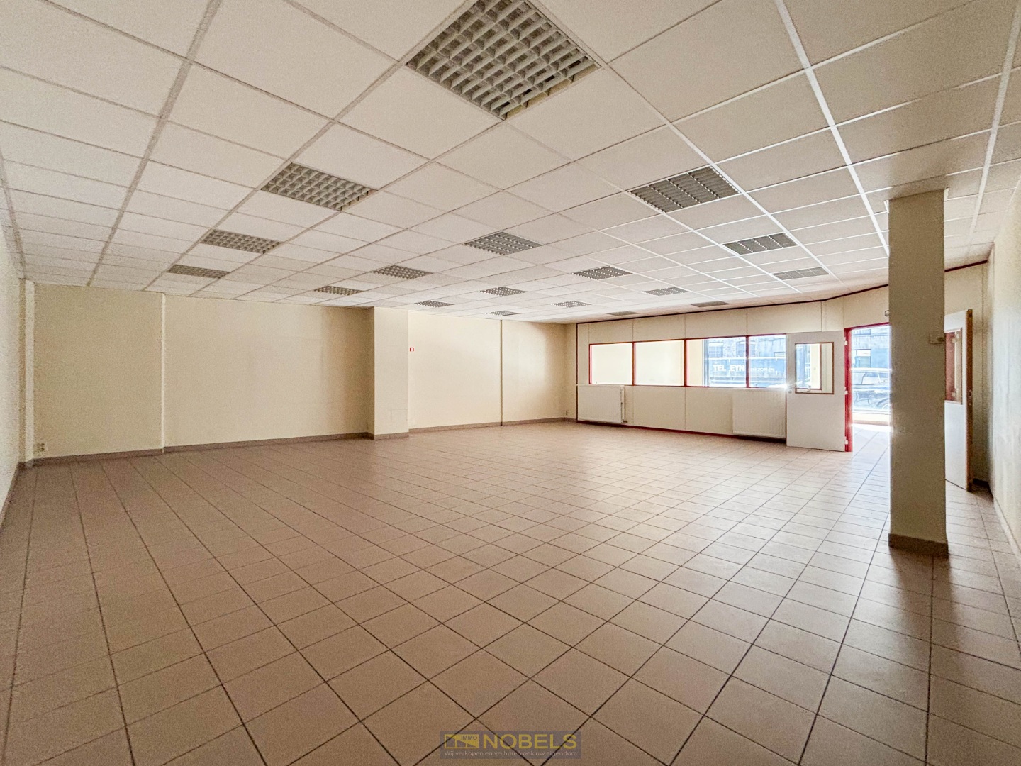 TE HUUR, ruim en veelzijdig handels- en commercieel pand in het centrum van Oudenaarde - foto 2