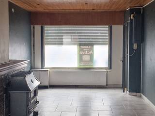 Volledig te renoveren halfopen bebouwing met garage en zeer ruime tuin.Gelijkvloers : inkom, living, eetkamer, keuken, badkamer, toilet, toegang tot...