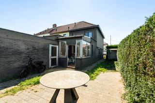 <p>Te koop: halfopen woning in De Leksstraat, Baasrode, gelegen in een rustige, kindvriendelijke buurt nabij scholen, station, openbaar vervoer en winkels.</p>
<p>Deze woning uit 1952 biedt ruime kamers en een praktische indeling. De ligging in de woonkern zorgt voor een aangename leefomgeving, terwijl de bijhorende garage het parkeren eenvoudig maakt. De grote tuin van 150 m² is ideaal voor ontspanning of spelende kinderen.</p>
<p>Belangrijkste ruimtes:<br />• Ruime living (34 m²) met veel lichtinval<br />• Keuken (15 m²) met dubbele spoelbak, vaatwasser, koelkast, oven, inductiekookplaat en ingemaakte kasten<br />• Drie slaapkamers (9 m², 12 m² en 16 m²)<br />• Badkamer (7 m²) met ligbad, toilet, wastafel in meubel en ventilatiesysteem<br />• Dressing (3 m²)<br />• Berging (6 m²)<br />• Kelder (14 m²)<br />• Garage (15 m²) met automatische poort en verlichting<br />• Tuin (150 m²)</p>
<p>Troeven:<br />• Rustige, kindvriendelijke buurt dichtbij scholen, station, openbaar vervoer en winkels<br />• Ruime kamers voor optimaal wooncomfort<br />• Bijhorende garage, geen parkeerstress</p>
<p>Neem vandaag nog contact op met je ERA-makelaar voor een bezoek. JOUW DROOMHUIS. ZO GEVONDEN!</p>