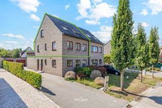 Nieuw in ons aanbod! Deze prachtige duplex is gelegen in de Petrus Van Der Jeugdlaan, een rustige en groene omgeving in Hamme. De ligging combineert de nodige rust en ruimte met een vlotte bereikbaarheid en is dan ook een absolute troef.<br /><br />De duplex beschikt op het gelijkvloers over een lichtrijke leefruimte met open keuken. Vanuit de leefruimte is er rechtstreeks toegang tot het zuidwestgerichte terras van maar liefst 30 m², ideaal om heerlijk te genieten van de buitenruimte.<br /><br />Verder vinden we op deze verdieping nog een praktische berging en een apart gastentoilet, een handige extra wanneer u bezoek over de vloer krijgt.<br /><br />Op de eerste verdieping bevindt zich een zeer logische indeling met twee ruime slaapkamers, beide voorzien van een Velux, een badkamer en opnieuw een apart toilet.<br /><br />Als absolute kers op de taart beschikt het appartement over een private garagebox van 17 m², die inbegrepen is in de prijs. Extra parkeergelegenheid en bergruimte zijn dus verzekerd.<br /><br />Kortom: een instapklare en goed ingedeelde duplex met een uitzonderlijk ruim terras én private garagebox, gelegen op een rustige en groene locatie in Hamme.<br />Wilt u deze duplex graag zelf ontdekken? Neem dan gerust contact met ons op via 054 63 80 03 of stuur een e-mail naar felix@uw-huis.be.