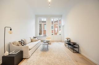 <p><span><span>Wonen met charme, klasse en een vleugje grandeur</span></span></p><p><span><span>Een gebouw dat niet alleen gezien mag worden, maar ook één met een architecturale air. Hier ademt de gevel art nouveau, kom je binnen in een authentieke hal, heb je hoge plafonds. Een woning met geschiedenis en een verhaal, en dit in een modern jasje.</span></span></p><p><span><span>Welkom in de geliefde Markgravewijk, een levendige buurt met standing waar architecturale parels, het stadsleven en de rust hand in hand gaan. Parken zijn hier om de hoek, het hipste restaurant van 2025, Cobrahouse is je nieuwe go to en één van de beste bakkers in Antwerpen, Domestic, ligt op wandelafstand. Dit in combinatie met een top bereikbaarheid is een match made in heaven.</span></span></p><p><span><span>Waarom je hier wil wonen</span></span></p><ul><li><span><span>Elegante architectuur en volledig gerenoveerd gebouw (ontworpen door Jules Dries, 1910)</span></span></li><li><span><span>Veel lichtinval en prachtige hoge plafonds</span></span></li><li><span><span>Terras en balkon met zicht op het park</span></span></li><li><span><span>Twee volwaardige slaapkamers met een aangenaam ruimtegevoel</span></span></li><li><span><span>Centrale ligging</span></span></li><li><span><span>Instapklaar</span></span></li></ul><p><span><span>Op de eerste verdieping van het gebouw vinden we het appartement met 2 slaapkamers. Een mooie leefruimte met toegang naar het balkon aan de straatkant. De eetkamer ligt in het verlengde van de leefruimte en kan je afscheiden met de dubbele deur. Een open keuken, voorzien van alle toestellen (Miele – Samsung), met toegang naar het terras aan de achterzijde met zicht op groen. In de nachthal is er een gastentoilet en berging met aansluiting voor wastoestel en droogkast.</span></span></p><p><span><span>De masterbedroom heeft een ensuite dressing en badkamer aan de achterzijde. De 2<sup>de</sup> kamer ligt aan de voorzijde van het appartement en is perfect als hobbykamer, gastenkamer of bureau.</span></span></p><p><span><span>Interesse? Wacht niet te lang en maak je afspraak via </span></span><span><span>www.sinjoor.be</span></span><span><span> of 03 283 05 00.</span></span></p>