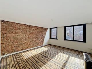 Bezoekdag woensdag 16/09 met online inschrijving via onze website www.solvas-vastgoed.be<br /><br />Ben je op zoek naar een rendabel renovatieproject met een hoog rendement? Deze uitstekend gelegen opbrengsteigendom biedt plaats aan 3 studio’s, elk voorzien van een eigen keuken en badkamer.<br /><br />Het gebouw dient volledig gerenoveerd te worden, maar vormt dankzij de ligging en indeling het perfecte canvas voor wie op zoek is naar een schaalbare investering met een zeer hoog huurpotentieel.<br /><br />EPC-scores:<br />- Gelijkvloers: 382 kWh/m² (Label D)<br />- 1e verdieping: 207 kWh/m² (Label C)<br />- 2e verdieping: 642 kWh/m² (Label F)<br /><br />Verkoopvoorwaarden:<br />Deze eigendom wordt verkocht via een STARTPRIJS. Elk bod hoger dan de startprijs wordt voorgelegd aan de verkoper, die het recht behoudt dit al dan niet te aanvaarden. Deze publicatie vormt een uitnodiging tot het uitbrengen van een prijsvoorstel en geldt niet als een bindend aanbod.