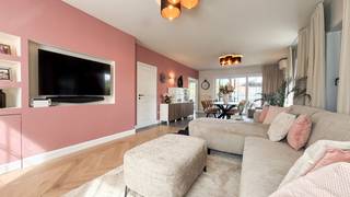 <p>Deze ruime woning werd volledig opgefrist in 2025 en biedt een aangename combinatie van comfort, ruimte en functionaliteit. De woning beschikt over 3 zeer ruime slaapkamers, een moderne badkamer, een ruime en lichtrijke leefruimte, een volledig geïnstalleerde keuken en verschillende polyvalente mogelijkheden.</p>
<p>Ook buiten heeft deze woning heel wat te bieden. De ruime, volledig omheinde tuin, het grote terras en het zwembad maken dit tot een heerlijke plek om te genieten van rust en buitenleven.</p>
<p>Via de inkomhal komt u binnen in de woning. Links bevindt zich een ruime kamer die momenteel ingericht is als extra leefruimte. Deze ruimte is bijzonder veelzijdig en kan perfect dienen als polyvalente ruimte, hobbykamer, speelkamer, bureau, extra slaapkamer of voor meerdere andere doeleinden.</p>
<p>Verder bevinden zich het gastentoilet en de toegang tot de ruime woonkamer. Dankzij de grote raampartijen is deze ruimte bijzonder lichtrijk en aangenaam. Op het gelijkvloers is airconditioning aanwezig en de pelletkachel zorgt tijdens de koudere maanden voor extra warmte en gezelligheid.</p>
<p>Vanuit de woonkamer bereikt u de moderne, volledig geïnstalleerde keuken. Aansluitend bevindt zich de gezellige eetruimte in de erker, met grote raampartijen en een mooi zicht op de tuin. De keuken geeft rechtstreeks toegang tot de tuin en staat eveneens in verbinding met de ruime wasruimte. Vanuit de wasruimte bereikt u het grote terras.</p>
<p>Op de verdieping bevinden zich 3 zeer ruime slaapkamers, allemaal voorzien van airconditioning. De ruime master bedroom beschikt over een aparte dressing.</p>
<p>De ruime overloop is momenteel ingericht als bureauruimte, ideaal om thuis te werken of te studeren.</p>
<p>De moderne badkamer is uitgerust met een ligbad, ruime inloopdouche en dubbele wastafel.</p>
<p>Een absolute troef is de volledig onderkelderde woning. De kelder beschikt over een indrukwekkende hoogte van 2,60 meter en biedt tal van mogelijkheden voor stockage, hobby, werkruimte of andere doeleinden. Bovendien is de kelder zowel langs binnen als langs buiten bereikbaar.</p>
<p>Ook de buitenomgeving vormt een grote meerwaarde. De ruime, volledig omheinde tuin, het grote terras en het zwembad zorgen voor een ideale omgeving om te ontspannen en volop van het buitenleven te genieten.</p>
<p>Daarnaast beschikt de woning over 2 carports, één links en één rechts van de woning, waardoor er ruime parkeermogelijkheden op eigen terrein zijn.</p>
<p>De woning beschikt over een EPC-label B en is voorzien van zonnepanelen, dubbele beglazing en airconditioning.</p>
<h3>Pluspunten</h3>
- Volledig opgefrist in 2025<br />- EPC-label B<br />- 3 zeer ruime slaapkamers<br />- Airconditioning in alle slaapkamers<br />- Airconditioning op het gelijkvloers<br />- Master bedroom met aparte dressing<br />- Ruime overloop als bureauruimte<br />- Extra polyvalente ruimte met meerdere mogelijkheden<br />- Zeer ruime en lichtrijke woonkamer<br />- Pelletkachel<br />- Moderne, volledig geïnstalleerde keuken<br />- Eetruimte in de erker met zicht op de tuin<br />- Badkamer met ligbad, inloopdouche en dubbele wastafel<br />- Ruime wasruimte<br />- Volledig onderkelderd – 2,60 m hoog<br />- Kelder bereikbaar via binnen- én buitenzijde<br />- Zonnepanelen<br />- Dubbele beglazing<br />- Ruime, volledig omheinde tuin<br />- Groot terras<br />- Zwembad<br />- 2 carports – links en rechts van de woning<br />- Bijzonder veel natuurlijke lichtinval<br />
<p></p>