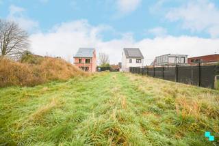Deze bouwgrond maakt deel uit van een kleinschalige verkaveling van 4 loten, waarvan reeds 2 verkocht. Het perceel van 475 m² is rustig gelegen in...