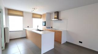 Achter deze <strong>mooie, karaktervolle gevel</strong>, gelegen <strong>onder de kerktoren in Ledegem</strong>, schuilt een verrassend ruime en gezellige tussenwoning.<br />Bij het betreden van de woning komt u binnen in de inkomhal die leidt naar de gezellige leefruimte. Aansluitend vindt u de open, volledig uitgeruste keuken met een warme houtafwerking en kwalitatieve toestellen, waaronder een vaatwasser, keramische kookplaat, dampkap, combi-oven en koelkast.<br />Verder beschikt het gelijkvloers over een garage met automatische sectionaalpoort, een apart toilet en een praktische wasplaats.<br />De onderhoudsvriendelijke tuin vormt een<strong> echte troef</strong> en is voorzien van een elektrische zonneluifel, ideaal om in alle comfort te genieten van zonnige dagen.<br />Op de eerste verdieping bevinden zich twee volwaardige slaapkamers, een dressing, een toilet, een zolderberging en een badkamer voorzien van badmeubel, ligbad en inloopdouche.<br />De tweede verdieping biedt nog een extra derde kamer, met aansluitend een dressing/berging.<br />De woning wordt verwarmd via centrale verwarming op aardgas en is volledig voorzien van verzorgde gordijnen.<br />Dankzij de gunstige EPC-score (label B) woont u hier bovendien energiezuinig.<br />Deze instapklare woning is onmiddellijk beschikbaar en vormt de ideale thuis voor wie op zoek is naar comfort, ruimte en een centrale ligging.<br /><br /><u><strong>Interesse in deze woning?</strong></u><br />Ga naar <strong>www.dicasa.be</strong>, klik op het pand dat u wenst te huren en vul via de knop "Ik ben kandidaat" een kort profiel in.<br />Enkel via deze weg kunnen bezichtigingen aangevraagd worden – telefonisch worden geen afspraken ingepland.