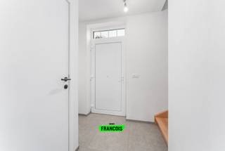 In de Kleine Stadenstraat 48C in Hooglede vinden we deze instapklare halfopen bebouwing terug, gebouwd in 2022 en tot in de puntjes afgewerkt met...