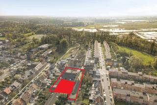 Deze vergunde bedrijfsgrond biedt de mogelijkheid tot het creëren van uniek bedrijfsgebouw van ca. 512 m² met verschillende bestemmingsmogelijkheden.De site combineert ruimte met een uitstekende bereikbaarheid dankzij de nabijheid van de N466 én een vlotte aansluiting richting de R4 en de E40.De grond beschikt over een reeds bekomen verkavelingsvergunning, voor een directe ontwikkelingsmogelijkheid en een aanzienlijke tijdswinst in het traject.Oppervlakte:512 m²Ontwikkelingsmogelijkheid binnen huidige verkavelingsvergunning: - Hybride maakatelier in combinatie met kantoorfunctie, dienstatelier en vrije beroepen- Kantoorfunctie, dienstverlening en vrije beroepen- Detailhandel- Dagrecreatie met inbegrip van sportTroeven:- Vergunde ontwikkelingsgrond (direct realiseerbaar)- Gegeerde ligging nabij groen en natuurgebied- Unieke verweven functie met woonentiteiten- Gemeenschappelijke binnentuin.- Wegenis wordt door verkoper bekostigd. Hebt u interesse in deze vergunde bedrijfsgrond te koop in Gent? Neem contact op via 09 245 35 35 of business.gent@dewaele.com.Bestuursmaatregelen in het maatregelenregister: nee
