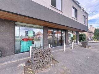 Handelspand te huur, 350m² instapklare winkelruimte met parkeermogelijkheden in Sint-PauwelsOp een gunstige ligging in de Zandstraat 126 te...