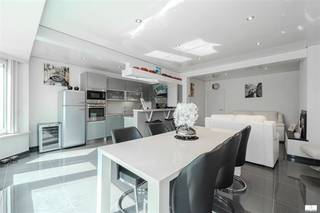 Volledig gerenoveerd appartement met 2 slaapkamers in residentie Laguna! Dit ruime appartement is gelegen op de tweede verdieping van de centraal gelegen residentie Laguna.Het appartement werd volledig gerenoveerd en is instapklaar.De lichtrijke woonkamer sluit mooi aan op de moderne open keuken.Verder beschikt het appartement over twee volwaardige slaapkamers.Dankzij de ruime indeling geniet u hier van aangename leefruimtes en veel comfort.De centrale ligging zorgt ervoor dat winkels, horeca, de zeedijk en alle voorzieningen vlot bereikbaar zijn.Ideaal als vaste woonst, tweede verblijf of interessante investering aan de kust.Een prachtig gerenoveerd appartement op een topligging dat zeker een bezoek waard is!