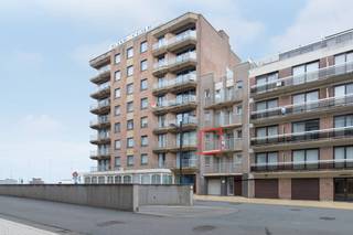 Recent 1-slaapkamer appartement met zonneterras te huur te Middelkerke. Van op het terras geniet u van zeezicht. Het appartement is gelegen op toplocatie, aan het Epernayplein, op wandelafstand van winkels, horeca en de Zeedijk. Indeling:- inkomhall- lichtrijke woonkamer- zonneterras- open keuken voorzien van o.a. frigo met vriesvak, keramische kookplaat, dampkap en microgolfoven.- badkamer met ligbad en toilet- slaapkamer- kelderberging voorzien van aansluiting wasmachineAlgemene kosten : 50,00 per maand Provisie waterverbruik : 25,00 per maandHet appartement wordt gemeubeld verhuurd.Het appartement is onmiddellijk vrij.Ben je geïnteresseerd in dit pand te huur in Middelkerke? Ga naar de website www.dewaele.com, klik op het pand dat je wenst te huren. Via de rode knop "vraag je bezoek aan" vragen we u kort een profiel in te vullen. Daarna nemen we contact op voor een bezoek. Telefonisch kunnen er geen afspraken gemaakt worden.