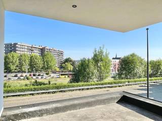 Goedgelegen MODERN KWALITATIEF ENERGIEZUINIG kleinschalig KLASSEGEBOUW (slechts 8 appartementen). Kwalitieve appartementen met TERRAS en AUTOSTAANPLAATS, goedgelegen aan het station, en ENERGIEZUINIG. Zelf inspraak in keuze van materialen. Kan vrijwel SNEL opgeleverd worden. Maak nu uw afspraak voor extra info: guido@immobeguin.be