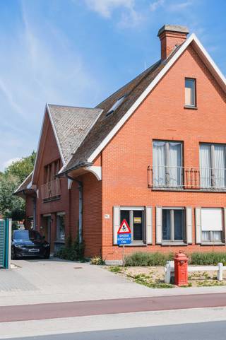 — MOMENTEEL IN OPTIE—Deze charmante halfopen bebouwing werd recent duurzaam gerenoveerd, en is helemaal instapklaar. De woning is ideaal gelegen: op...