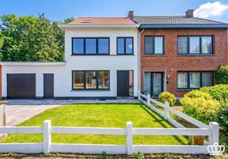 Instapklare, energiezuinige woning (EPC A) op een zonnig perceel in een rustige woonwijk te Brasschaat!Deze hoogwaardig gerenoveerde woning werd in...