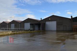 Fantastisch gelegen magazijnruimte met een oppervlakte van 1.125 m² met laadkade en inpandige kantoorruimte te huur in Waardamme...