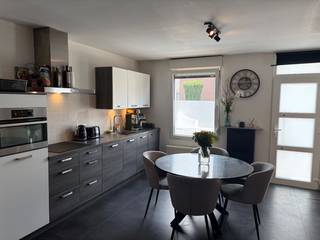 **Verkocht**<br /><br /><br />Charmante halfopen woning met ruime garage in rustige straat te Stabroek<br /><br /><br />Deze aangename halfopen woning is rustig gelegen in een doodlopende straat in Stabroek en biedt een praktische indeling, een gezellige leefruimte en een leuke tuin. <br /><br />De woning heeft een bewoonbare oppervlakte van ongeveer 100 m² en staat op een perceel van 205 m².<br /><br />Bij het binnenkomen kom je rechtstreeks in de open keuken, die mooi aansluit op de woonkamer. De leefruimte loopt door naar een gezellige zithoek, waardoor er een aangename en open sfeer ontstaat.<br /><br />Via een zijdeur heb je rechtstreeks toegang tot de oprit en de tuin. Dit is bijzonder praktisch voor het dagelijks leven, maar ook handig voor fietsen, boodschappen of het onderhouden van de tuin.<br /><br />Op het gelijkvloers bevinden zich verder een praktisch waskot met ingebouwde kast en een apart toilet.<br /><br />Op de bovenverdieping bevindt zich een zeer ruime slaapkamer van ongeveer 20 m². De tweede kamer is momenteel ingericht als een comfortabele ruimte met inloopdouche en lavabo. Deze kamer kan, afhankelijk van de persoonlijke wensen, verschillende functies krijgen.<br /><br />Een grote troef van deze woning is de achterliggende garage van maar liefst 36 m². Deze biedt ruime mogelijkheden voor het parkeren van een wagen en daarnaast nog voldoende plaats voor fietsen, opslag, hobby’s of materiaal.<br /><br />De woning wordt verwarmd op aardgas en beschikt over een EPC-label C.<br /><br />Een ideale woning voor wie op zoek is naar rustig wonen in een aangename omgeving, gecombineerd met een praktische indeling en uitzonderlijk veel bergruimte dankzij de ruime garage.<br /><br />Interesse in deze woning? Neem gerust contact op voor meer informatie of om een bezoek in te plannen.