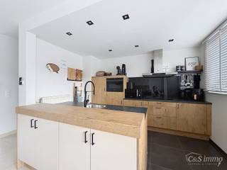 Gezellige woning met zonnige tuin, gelegen aan de toekomstige 'Merksemse tuinen'. Inkomhal met gastentoilet, voorzien van een handenwasser, en...