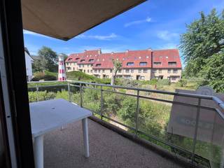 Cet appartement bénéficie d'un emplacement calme près des dunes du Westhoek.  Il se compose comme suit : hall d'entrée, salon avec cuisine équipée, salle de bains avec douche, lavabo et WC, deux chambres, grande terrasse orientée sud-ouest.  Cave individuelle incluse.   Il y a également un local à vélos en commun.  Possibilité d'acheter un emplacement de parking pour 35.000 €  Réf. Villa Dell' Arte 1.06