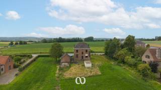 Unieke eigendom met prachtig zicht over de Vlaamse Ardennen op een ruim perceel van 3.310 m² in Horebeke<br /><br />Op een schitterende locatie in het landelijke Horebeke bevindt zich deze karaktervolle eigendom op een ruim perceel van 3.310 m², genietend van prachtige vergezichten over het glooiende landschap van de Vlaamse Ardennen.<br /><br />De bestaande woning omvat momenteel een ruime leefruimte, keukenruimte, badkamer, kelder, vier slaapkamers en een vaste trap naar de zolderverdieping waar bijkomende ruimtes mogelijk zijn. Daarnaast beschikt het geheel over verschillende bijgebouwen waaronder een stalling met garage, extra kelderruimte en een garagebox. Achteraan het perceel bevindt zich nog een volledig omheinde weide, wat zorgt voor een uitzonderlijk gevoel van ruimte en privacy.<br /><br />Belangrijk om te vermelden: de woning is getroffen door een rooilijn en dient hierdoor afgebroken en heropgebouwd te worden volgens de geldende voorschriften. Dit biedt de toekomstige eigenaar de mogelijkheid om een nieuwbouwproject te realiseren op een prachtige locatie met een uniek uitzicht.<br /><br />Een uitzonderlijke opportuniteit voor wie op zoek is naar een ruim perceel in een rustige, groene omgeving en zijn eigen droomwoning wil creëren in de Vlaamse Ardennen.<br /><br />Interesse? Neem vandaag nog contact met ons op voor meer informatie of een bezoek ter plaatse.