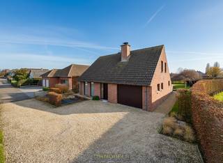 INSTAPKLARE GEZINSWONING met 4 SLAAPKAMERS, RUIME GARAGE en PRACHTIGE TUIN, gelegen op een RUIM PERCEEL van meer dan 1.200 m² in Oudenaarde. Deze OPEN BEBOUWING is gelegen op een STEENWORP van het CENTRUM. De woning combineert RUIMTE met een UITSTEKENDE BEREIKBAARHEID richting winkels, scholen en openbaar vervoer. Een LICHTRIJKE en VERZORGDE WONING ideaal voor wie comfortabel wil wonen VLAKBIJ HET CENTRUM van Oudenaarde.<br />Via de inkomhal met gastentoilet betreedt u de lichtrijke leefruimte, die dankzij de grote raampartijen geniet van een aangenaam open gevoel. Aansluitend bevindt zich de gezellige keuken met ontbijthoek en mooi zicht op de tuin. Verder beschikt de woning over een inpandige garage met wasruimte en extra bergruimte. De 1ste verdieping omvat 4 volwaardige slaapkamers en een ingerichte badkamer. Een praktische zolder zorgt voor bijkomende opbergmogelijkheden.<br />Buitenshuis geniet u van een fraai aangelegde tuin, waar groen en privacy centraal staan, een absolute troef zo dicht bij de stad.<br /><br />Adres: Ronsweg 31, 9700 Oudenaarde<br /><br />EPC: 262 kWh/m², G-score en P-score D, Geen renovatieverplichting van toepassing