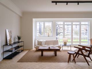 <strong>Ruim en stijlvol 3-slpk appartement gelegen aan het Zuidpark</strong><br /><br /><em>Voor bezoeken mail naar: info@carloeggermont.be</em><br /><br />Dit ruim appartement, met een bruto vloeroppervlakte van 146 m<sup>2</sup>, werd gerenoveerd met extra aandacht voor esthetiek en kwaliteit. Dit resulteert in een stijlvol appartement met een lage energiescore.<br /> <br /><span><span><span><span><span><span>Het appartement is gelegen <strong>nabij het Gentse Zuidpark</strong> en alle belangrijkste in- en uitvalswegen. Het appartement beslaat <strong>de volledige eerste verdieping</strong> en beschikt over<strong> 3 zeer ruime slaapkamers</strong> en twee compacte<strong> buitenruimtes</strong></span></span></span></span></span></span><br /> <br /><span><span><span><span><span><span>Aan de voorzijde vinden we één groot open volume die plaats geeft aan de<strong> leef- en eetruimte</strong>, de <strong>open keuken</strong> met natuurstenen werkblad en <strong>een aparte zitruimte of bureauruimte</strong>. Het appartement is ook voorzien van een handige <strong>wasplaats</strong>, een <strong>ruime inkomhal </strong>met vestiaire en een <strong>gastentoilet.</strong> (Privatieve kelderberging en staanplaats inbegrepen)</span></span></span></span></span></span><br /> <br /><strong>Domicilie verplicht! Wordt niet verhuurd aan studenten<br />Huurprijs: 1.750 €/maand incl staanplaats<br />De maandelijkse kosten: 80 euro<br />Alle verbruik van EGW is individueel<br />Contract tot oktober 2026</strong>