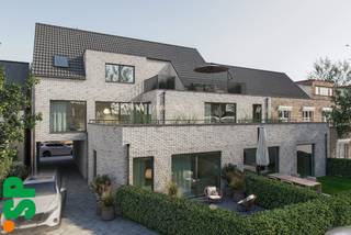 Appartement (eerste verdieping) in residentie 'OLMSEBAAN'.<br /><br />Ontdek dit appartement met zeer ruim terras op de eerste verdieping in de nieuwe residentie 'OLMSEBAAN'. De indeling omvat een inkomhal, twee comfortabele slaapkamers, een moderne badkamer, een apart toilet, een ruime en lichtrijke woonkamer met open keuken, en een praktische berging/wasplaats.<br /><br />Het gebouw is uitgerust met een lift en biedt diverse parkeermogelijkheden aan de rechterzijde van het gebouw: autostaanplaatsen, carports en garages zijn apart aan te kopen.<br /><br />De appartementen worden opgetrokken met ecologisch verantwoorde materialen en voldoen aan de BEN-norm (Bijna-EnergieNeutraal) met een E-peil lager dan 30. Hiervoor worden ze uitgerust met milieuvriendelijke technieken.<br /><br />Centraal gelegen op wandelafstand van het centrum, met een vlotte verbinding naar in- en uitvalswegen.<br /><br />Verkoop onder BTW-stelsel, mogelijkheid tot toepassing van het 6% btw-tarief. Een ideale opportuniteit, zowel voor starters als voor investeerders.<br /><br />De afgebeelde beelden en materialen zijn bedoeld ter inspiratie en kunnen afwijken van de definitieve oplevering.<br /><br />Voor meer informatie of een bezoek ter plaatse, kan u contact opnemen met IMMO SP via 014 59 10 20 of mailen naar jill@immosp.be. Benieuwd naar de waarde van uw eigen woning? Vraag vrijblijvend een gratis verkoopanalyse aan – wij helpen u graag verder!