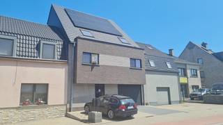 Ruim en energiezuinig nieuwbouwappartement. Het appartement omvat een zeer lichtrijke leefruimte met open keuken (kwalitatieve toestellen!), een berging en op de dakverdieping 2 kamers, een badkamer en een afzonderlijk toilet. Bovendien zijn er 2 inpandige parkeerplaatsen voorzien. Het appartement beschikt over een groot terras (aanpalend aan de leefruimte) + een grote koer op het gelijkvloers. In totaal zijn er 18 zonnepanelen aanwezig, wordt er verwarmd via een warmtepomp en is er een regenwaterput (aangesloten op toiletten/wasmachines) ter beschikking. Er zijn GEEN maandelijkse lasten. Wenst u meer informatie of een bezoek? Stuur een mail naar Affligem@immoaccenta.be