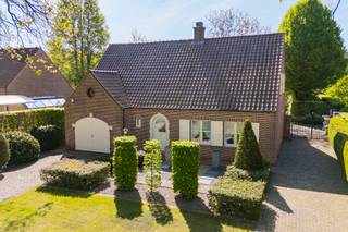 Vrijstaande woning op een perceel van 15 are met 2 (mogelijks 3) slpks, woonkamer met aansluitend de keuken, badkamer met inloopdouche,...