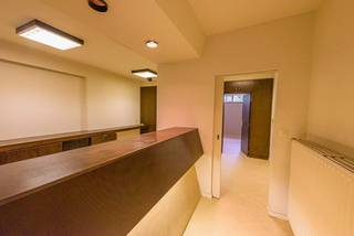 Handelspand/bureel op de gelijkvloerse verdieping van Residentie Orchidee in het centrum van Deerlijk.Inkom met balie, 2 ruime bureau's met...