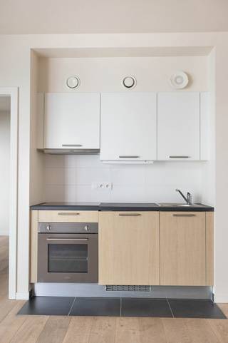 <p>In het hart van de gegeerde Europese wijk, op een steenworp van het Leopoldpark, ontdekt u dit prachtige appartement van ± 50 m² met een aangenaam terras van 13 m², een echte verlenging van de leefruimte.</p>
<p>Gelegen in een gebouw van 2014 in zeer goede staat, charmeert dit pand door zijn comfort, praktische indeling en uitzonderlijke ligging. Het appartement bestaat uit een inkomhal met vestiaire, een lichtrijke leefruimte van ± 25 m², een uitgeruste keuken, een nachthal, 1 mooie slaapkamer van ± 15 m², een douchekamer, একটি wasruimte, een apart toilet en een kelder (0.33).</p>
<p>Voor extra comfort beschikt het appartement over kwalitatieve voorzieningen zoals collectieve verwarming op gas, dubbele beglazing, een dubbel ventilatiesysteem, een veiligheidsdeur, een thermostaat en een fietsen en kinderwagenlokaal in het gebouw.</p>
<p>Lasten: ± €125/maand, inclusief gemeenschappelijke kosten, syndicus en verzekering.<br />Vrij bij akte.<br />EPC: C.</p>
<p>Een ideale opportuniteit als eerste aankoop, pied à terre in Brussel of kwalitatieve investering in een van de meest gegeerde wijken van de hoofdstad.</p>
<p>Opmetingen worden louter ter informatie meegedeeld.</p>