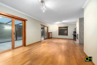 Deze charmante open bebouwing bevindt zich in een rustige en kindvriendelijke wijk met een vlotte verbinding naar de N9 en R4, op een mooi perceel...