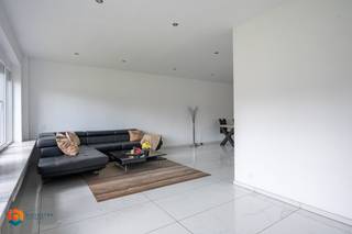 Op een uitstekende locatie te Putte bevindt zich deze recent gerenoveerde woning met 3 slaapkamers, vrij in te richten zolder en tuin. U geniet hier zowel van een ideale ligging vlakbij Putte met winkels, eet-en drankgelegenheden, scholen en het openbaar vervoer, alsook van een uitstekende bereikbaarheid, vlakbij belangrijke invalswegen.<br /><br />We betreden deze instapklare woning via de inkomhal. De ruime leefruimte geniet van veel lichtinval door de vele raampartijen en kunt u inrichten met een gezellige zithoek en aparte eetplaats. Hier is de open keuken mooi geïntegreerd in het geheel en voorzien van de voornaamste toestellen. Achteraan de woning beschikt u verder nog over een ruime tweede woonkamer met zicht op de tuin, een praktische berging en een apart toilet. De nachthal op de eerste verdieping geeft ons toegang tot 3 slaapkamers en de badkamer, uitgerust met een lavabo, inloopdouche en toilet. In de zeer ruime tuin met aangelegd terras en goede oriëntatie kunt u steeds in alle rust en privacy genieten van het mooie weer. Tot slot beschikt de woning nog over een afgewerkte zolder die naar eigen wens ingericht kan worden en voldoende parkeermogelijkheden op de oprit. <br /><br />Het gunstige E-peil, de conforme elektrische keuring en het feit dat de woning asbestveilig is maken deze woning tot een instapklare woning waar u zonder zorgen intrek in kan nemen! <br /><br />Dit is een uitstekende opportuniteit als u op zoek bent naar een instapklare woning met 3 slaapkamers te Putte. Contacteer ons voor meer informatie op 0479/47.09.61 of neem een kijkje op www.boonstravastgoed.be . <br /><br />Bijzonderheden:<br />- Instapklaar<br />- 3 slaapkamers<br />- Uitstekende locatie