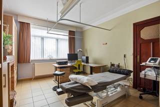 Ruime woning met praktijkruimte te Houtem