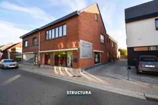 Ruime winkelruimte +/- 250 m² TE HUUR in Buggenhout nabij centrum. Goede zichtbaarheid. Momenteel ingericht als kapsalon. Verschillende mogelijkheden. GEEN horeca. Aparte tellers. Vrij vanaf 01/01/2027. Parkeermogelijkheden.