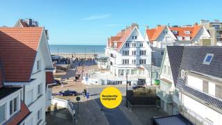 In het hart van de charmante Concessie van De Haan, op amper 20 meter van de zeedijk, bevindt zich deze instapklare hoekwoning op Leopoldplein...