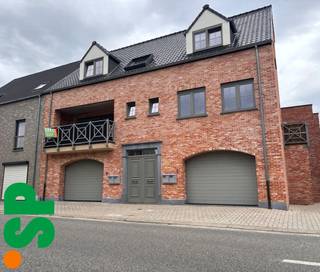 Mooi appartement (eerste verdieping) centraal doch rustig gelegen, vlakbij het centrum van Mol.<br /><br />Het appartement heeft de volgende indeling: lichtrijke woonkamer (tegels; 27m²) met open geïnstalleerde keuken (elektrisch kookvuur, dampkap, spoelbak - tegels; 5m²). Vanuit de woonkamer is er toegang tot het gezellig terras (tegels; 9m²). De berging grenst aan de keuken. Verder beschikt het appartement over een ingerichte badkamer (douche, enkele lavabo, aansluiting voor de wasmachine - tegels; 4m²), apart toilet en één slaapkamer (tegels; 12,5m²).<br /><br />Bij het appartement hoort ook een ruime carport! <br /><br />- EPC = 89 kWh/m²<br />- CV = Aardgas<br />- €45 algemene onkosten<br /><br />Voor bijkomende inlichtingen of een bezoek ter plaatse kan u steeds vrijblijvend contact opnemen met Immo S|P op het nummer 014/59.10.20. of via info@immosp.be.