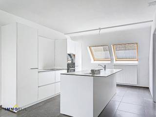 <p><strong>Modern duplexappartement op topligging.<br /><br />Inschrijven voor een afspraak is enkel mogelijk bij de advertentie van het pand op onze website www.immotijl.be. </strong><br /><br />Dit <strong>stijlvol duplexappartement </strong>combineer <strong>comfort, luxe en een uitstekende ligging</strong>. <br />Gelegen op wandelafstand van het <strong>station</strong> van Denderleeuw, geniet u bovendien van een <strong>groene omgeving</strong> dankzij het naastliggende <strong>kasteelpark</strong>. <br /><br />Het appartement bevindt zich op de derde verdieping van het gebouw, in het gebouw is een lift aanwezig. <br />De eerste verdieping van het appartement bevat de inkomhal met apart toilet, een <strong>eerste slaapkamer</strong>, een <strong>ruime en lichtrijke leefruimte </strong>met de <strong>open keuken</strong> en de bergruimte. <br />De bovenverdieping omvat nog <strong>twee volwaardige slaapkamers </strong>en de badkamer. <br />Vanuit de leefruimte heeft u toegang tot het <strong>zonnige terras </strong>aan de voorzijde van het appartement. <br /><br />Bij het appartement is er een <strong>ondergrondse autostaanplaats</strong> inbegrepen in de huurprijs.<br /><br />Huurprijs: 1150 euro + 50 euro gemeenschappelijke kosten.</p>