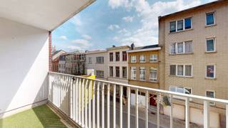 <p>Appartement gelegen in Residentie Beethove met mooi <strong>zuid terras</strong> en parkeergelegenheid.<br /><br />Centraal gelegen nabij de directe tramverbindingen naar alle wijken van de stad en de uitvalswegen. <br /><br />Indeling: Inkomhal met gastentoilet en handenwasser. Vanuit de hal toegang tot een uiterst <strong>zonnige leefruimte</strong> voorzien van natuurtegels. Toegang tot een zuid gericht terras. Geïnstalleerde keuken met aansluitend een berging met aansluitingen voor was- en droogautomaat.</p>
<p><strong>2 slaapkamers</strong> en een badkamer voorzien van een ligbad combinatie douche en een dubbele wastafel.</p>
<p>Kelderberging (nr 3) inbegrepen. Ruime <strong>fietsenberging</strong> en <strong>gemeenschappelijke tuin</strong></p>
<p><strong>Autostaanplaats</strong> (nr 35) verplicht bij te huren aan 125 €/maand</p>
<p><strong><span></span></strong></p>