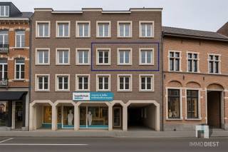 <p>Instapklaar appartement met 98 m² bewoonbare oppervlakte, gelegen in het centrum van Diest. De woning telt 2 slaapkamers en een moderne badkamer, alles in neutrale, hedendaagse afwerking.<br />De ruime leefruimte is licht en uitnodigend dankzij grote ramen en een warme parketvloer. De open keuken is volledig uitgerust met witte kasten, een praktisch werkblad en ingebouwde apparaten, met voldoende opbergruimte en een gezellige eethoek.<br />De badkamer beschikt over een inloopdouche, een dubbel wastafelmeubel en handdoekradiator. <br />Twee slaapkamers bieden volop flexibiliteit als slaapkamer, bureau of hobbyruimte. De indeling en afwerking ogen strak en onderhoudsvriendelijk, waardoor u direct kunt intrekken.<br />Verder omvat de woning één garageplaats (nr 9), ideaal voor wie in Diest centrum wil wonen met eigen parkeergelegenheid. Een aangename combinatie van comfort, ruimte en centrale ligging, vlakbij winkels, horeca en openbaar vervoer.</p><p>Huurprijs € 850 &amp; gemeenschappelijke kosten € 70.<br />Neem vandaag nog contact op voor een bezichtiging! <br />Vul de kandidaatstelling in op ImmoDiest.be (onder te huur -&gt; Hasseltsestraat 58 bus 2, 3290 Diest -&gt; Oranje knop 'vraag uw bezoek aan').Van zodra wij deze informatie ontvangen hebben, nemen wij contact met u op.</p>