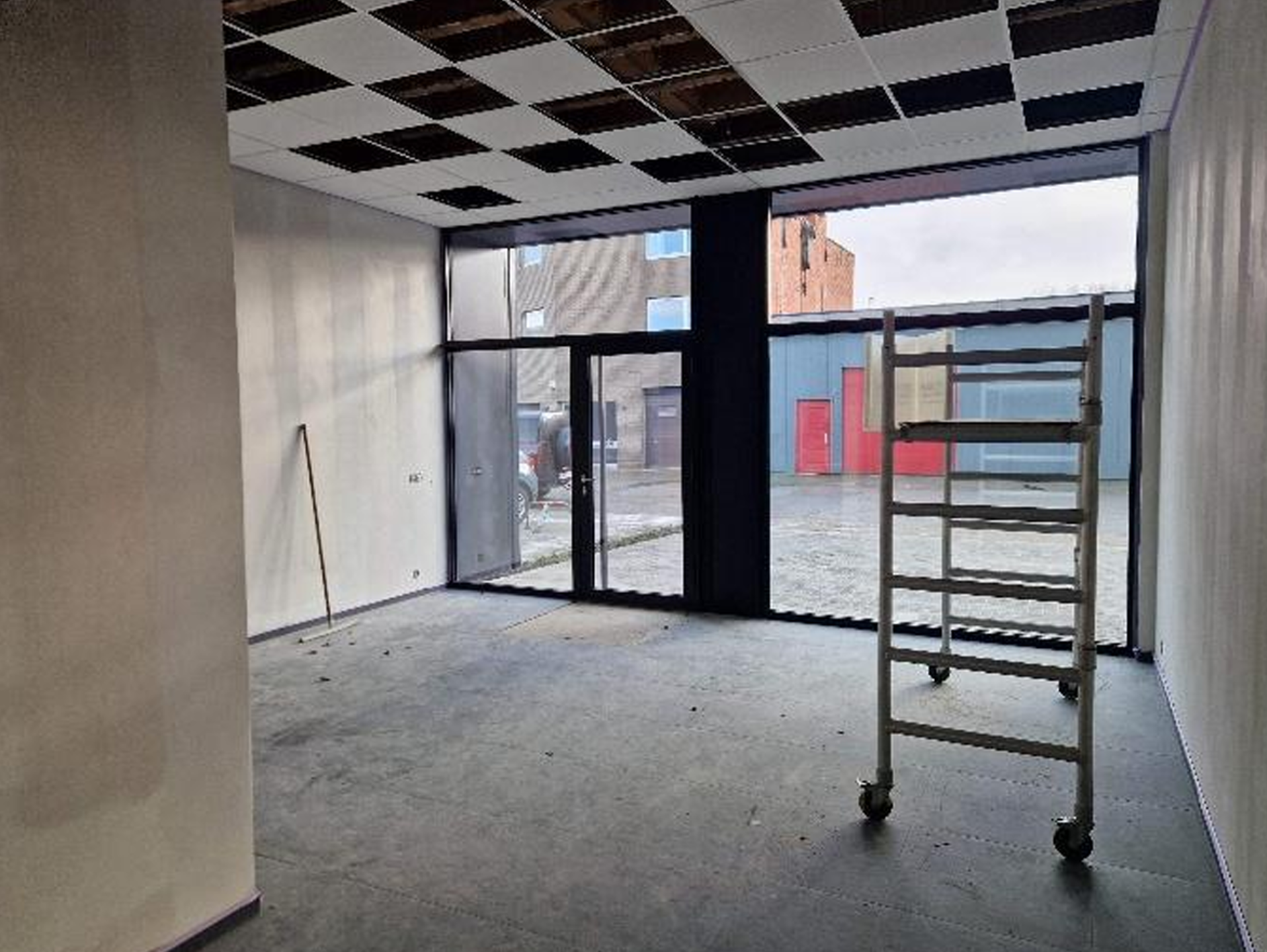 Gerenoveerd bedrijfsgebouw te huur. - foto 2