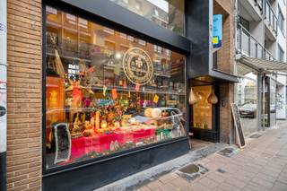 <p>Dit uniek handelspand vind je terug op een absolute toplocatie, middenin het kloppende hart van ’t stad. Men geniet hier van een dagelijkse stroming aan shopliefhebbers, toeristen en toevallige passanten, wat ervoor zorgt dat dit dé perfecte uitvalbasis is voor jouw ondernemingsdroom.</p>
<p>De mooie oppervlakte van maar liefst 189 m² bevat een royale winkelruimte met mezzanine en een polyvalente ruimte die je naar hartenwens kan invullen, bijvoorbeeld als kantoorruimte, vergaderzaal of gezellige personeelsruimte. Bovendien is er een praktische kelderruimte van 18 m² voorzien als extra stockageplaats.</p>
<p>Als kers op de taart is er een riante, groene stadstuin waar je heerlijk tot ontspanning kan komen tijdens je welverdiende pauzes.</p>
<p><strong>Maandelijkse kosten: </strong>Een provisie van € 112,00 (inclusief schoonmaak van het gebouw, water en elektriciteit van de gemene delen, brandverzekering, …).</p>
<p><strong>Technische gegevens: </strong>Ledverlichting, centrale verwarming op gas (individueel), HR-beglazing in aluminium en enkele beglazing in hout. <strong>Elektriciteit is conform!</strong></p>
<p><strong>Stedenbouwkundige inlichtingen en bodemattest aanwezig. Asbestveilig (maar niet asbestvrij). Bevindt zich niet in een risicozone voor overstromingen (P- en G-score C). Renovatieverplichting niet van toepassing.</strong></p>