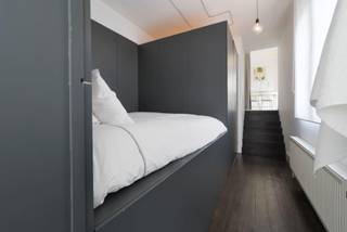 <br />In een neoclassicistisch gebouw met slechts vier units — een zeldzaamheid — vind je een appartement waar authenticiteit niet gecounterfeit is. Hier klopt alles: licht, lijnen, en locatie. Hart van Antwerpen Zuid. Alles op wandelafstand.<br /><br />- LIGGING -<br />KMSKA werkelijk om de hoek (150 m)<br />Vernieuwd Park Nieuw Zuid: 150 m richting rust<br />Bars, restaurants, koffiebars: letterlijk overal<br />Vlotte bereikbaarheid met tram, bus en fiets<br /><br />- INDELING & TROEVEN -<br />Vernieuwde moderne keuken (2025) met volledige uitrusting: bestek, pannen, glaswerk, ingebouwde vaatwasser, koelkast, oven, microgolf en gasvuur<br />Slaapkamer met aansluitende dressing<br />Bergruimte<br />Lichtovergoten leefruimte met authentieke baroque herenhuiselementen<br />Badkamer met maatwerk-glasdeuren<br />Zuidgericht terras dat effectief zon krijgt<br />Privatieve droge kelder van 16 m²<br /><br />- PRAKTISCH -<br />Appartement V1 – ca. 60 m²<br />Beschikbaar vanaf 1 februari 2026<br />Huurprijs: € 1.075 + € 50 vaste kosten (incl. water)<br /><br />Voor wie stedelijkheid wil zonder compromis. Voor wie schoonheid ziet in details.