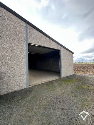 Loods te huur enkel voor opslag.<br />Gemakkelijk bereikbaar, grote oprit en automatische poort.<br /><br />- 3,00€/m².<br />- 750€/mnd exclusief BTW.<br />- Direct beschikbaar.<br /><br />Voor een afspraak, surf naar onze site.