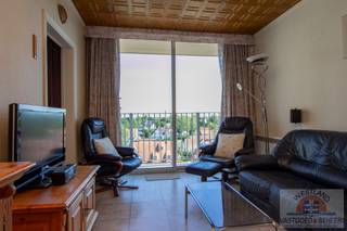 In het hart van Nieuwpoort-Bad bieden wij dit charmante appartement aan in originele maar perfect onderhouden staat.<br />Geniet van een prachtig vergezicht op het hinterland vanuit de woonkamer en het zonnige terras – ideaal om te ontspannen in alle rust.<br />Mogelijkheid tot aankoop van privéparking en/of kelderberging.