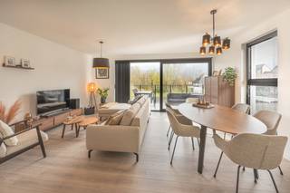 Op zoek naar een instapklaar appartement met veel licht en een ruim terras? Dit energiezuinig appartement op de tweede verdieping combineert comfort, ruimte en een centrale ligging nabij winkels, scholen en belangrijke invalswegen richting Antwerpen, Mechelen en Brussel.<br /><br />De lichtrijke leefruimte met grote raampartijen zorgt voor een aangenaam woongevoel en sluit naadloos aan op de open keuken. Deze moderne keuken is praktisch ingericht en afgewerkt met een stijlvol granieten werkblad en kwalitatieve toestellen.<br />Het ruime terras vormt een echte meerwaarde en verlengt de leefruimte naar buiten. Hier geniet u in alle rust van het buitenleven, met voldoende plaats voor een gezellige zithoek en eettafel.<br /><br />Dit 2 slaapkamer appartement beschikt over een volwaardige slaapkamer en een tweede kamer die perfect dienst kan doen als kinderkamer, bureau of dressing. De badkamer is uitgerust met een douche en dubbele wastafel in zwart porselein. Verder is er een apart gastentoilet en een ruime, praktische berging, ideaal voor extra opslag en wasvoorzieningen.<br /><br />Met een EPC-label A, vloerverwarming, isolerend dubbel glas en een energiezuinige installatie woont u hier bijzonder comfortabel én zuinig. Extra comfort wordt geboden door de aanwezige raamdecoratie en vliegenramen.<br />De elektriciteit is conform, wat dit appartement volledig instapklaar maakt.<br />Ideaal voor zowel eigen bewoning als investering.<br /><br />Een autostaanplaats is verplicht bij aan te kopen aan €25.000.<br /><br />Wacht niet te lang en plan vandaag nog uw bezoek.