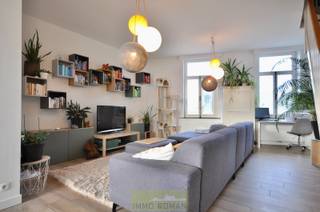 Dit appartement bestaat uit een ruime leefruimte met open geïnstalleerde keuken, toilet, nachthall, 2 slaapkamers en badkamer met...